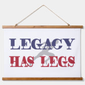 レガシーは脚を持つ 吊り下げ型タペストリー (正面)