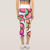 レギンスにオレンジと赤の花をつける カプリレギンス (裏面)