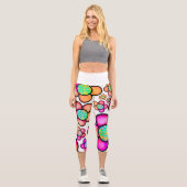 レギンスにオレンジと赤の花をつける カプリレギンス (正面)