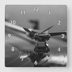 レコード・プレーヤーで再生中のアルバムのズームショット スクエア壁時計