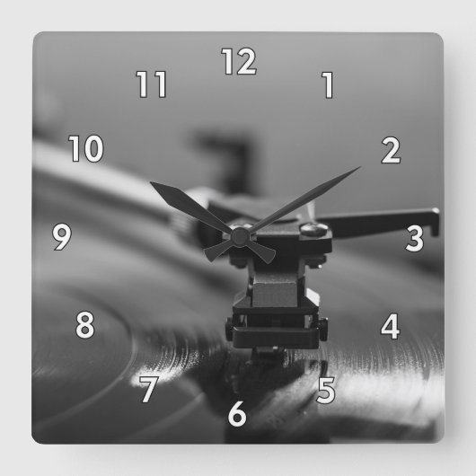 レコード・プレーヤーで再生中のアルバムのズームショット スクエア壁時計 (正面)