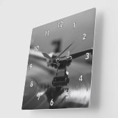 レコード・プレーヤーで再生中のアルバムのズームショット スクエア壁時計 (傾斜)