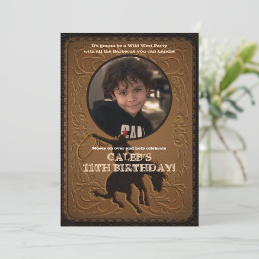 レザーウエスタンワイルドウエストカウボーイ誕生日写真 招待状 (スタンド正面)