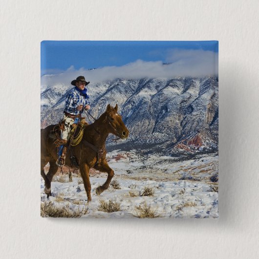 レザーチャップを着た馬のカウボーイ 缶バッジ (正面)