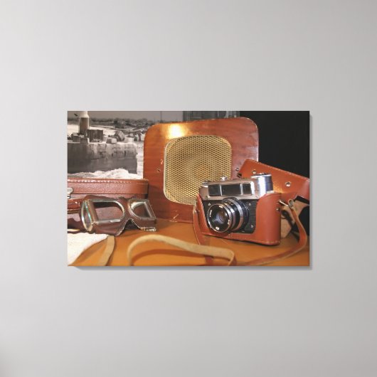 レザーブラウンケースのヴィンテージアナログカメラ キャンバスプリント (正面)