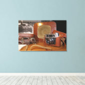 レザーブラウンケースのヴィンテージアナログカメラ キャンバスプリント (インサイチュ (ウッドフロア))