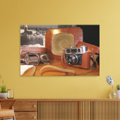 レザーブラウンケースのヴィンテージアナログカメラ キャンバスプリント (インサイチュ (リビング))