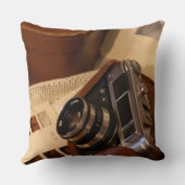 レザーブラウンケースのヴィンテージアナログカメラ クッション (裏面)