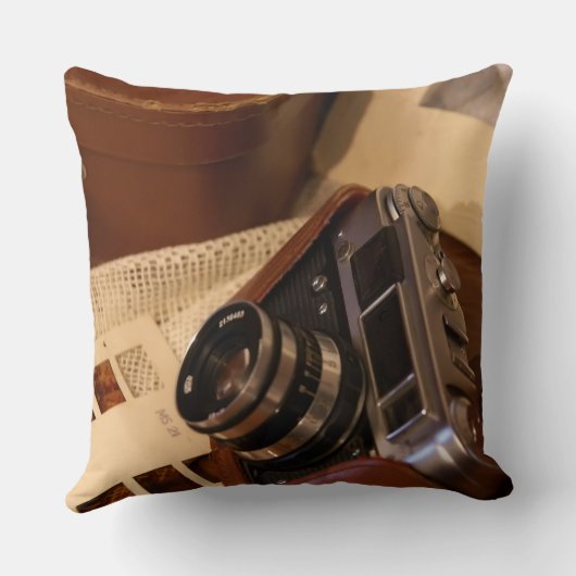 レザーブラウンケースのヴィンテージアナログカメラ クッション (裏面)