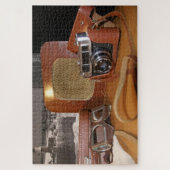 レザーブラウンケースのヴィンテージアナログカメラ ジグソーパズル (縦)