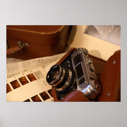 レザーブラウンケースのヴィンテージアナログカメラ ポスター (正面)