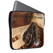 レザーブラウンケースのヴィンテージアナログカメラ ラップトップスリーブ (正面右)