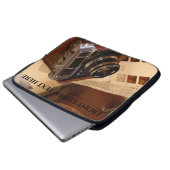 レザーブラウンケースのヴィンテージアナログカメラ ラップトップスリーブ (正面下部)