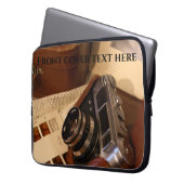 レザーブラウンケースのヴィンテージアナログカメラ ラップトップスリーブ (正面左)