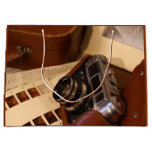 レザーブラウンケースのヴィンテージアナログカメラ ラージペーパーバッグ (正面)