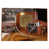 レザーブラウンケースのヴィンテージアナログカメラ ラージペーパーバッグ (裏面)