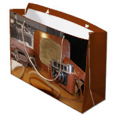 レザーブラウンケースのヴィンテージアナログカメラ ラージペーパーバッグ (裏面アングル)