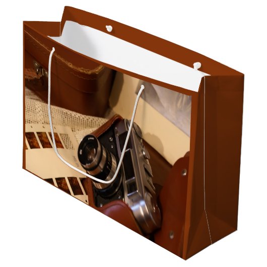 レザーブラウンケースのヴィンテージアナログカメラ ラージペーパーバッグ (正面アングル)