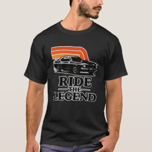 レジェンドに乗クラシックる車のT字 Tシャツ