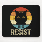 レジスアンチトランプティーレトロレジスアンチトランプキャット マウスパッド (正面)