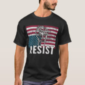 レジストTシャツ - 愛国的な拳 アメリカ国旗 保護 Tシャツ (正面)
