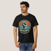 レジリエンスの拳：ヴィンテージ力 Tシャツ (正面フル)
