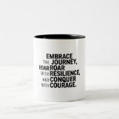 「レジリエンス・マグの轟音：すべての一口を力に入れる」 ツートーンマグカップ (中央)