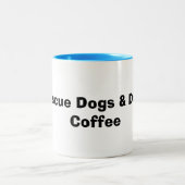 レスキュー犬とコーヒーを愛する動物愛好家ギフト ツートーンマグカップ (中央)