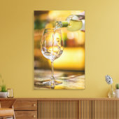 レストランでは白ワインをボトルから注ぐ。 キャンバスプリント (インサイチュ (リビング))