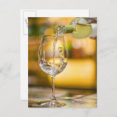 レストランでは白ワインをボトルから注ぐ。 ポストカード (正面/裏面)