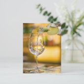 レストランでは白ワインをボトルから注ぐ。 ポストカード (スタンド正面)