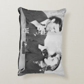 レストランで一緒に座っているカップル アクセントクッション (裏面(縦))