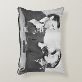 レストランで一緒に座っているカップル アクセントクッション (正面(垂直))