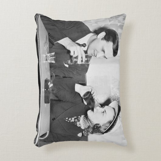 レストランで一緒に座っているカップル アクセントクッション (正面(垂直))