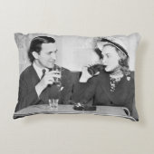 レストランで一緒に座っているカップル アクセントクッション (裏面)