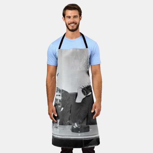 レストランで一緒に座っているカップル エプロン (着用した状態)