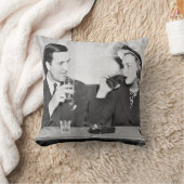 レストランで一緒に座っているカップル クッション (ブランケット)