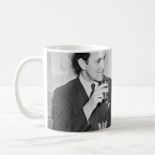 レストランで一緒に座っているカップル コーヒーマグカップ (左)