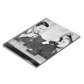 レストランで一緒に座っているカップル ノートブック (左側)