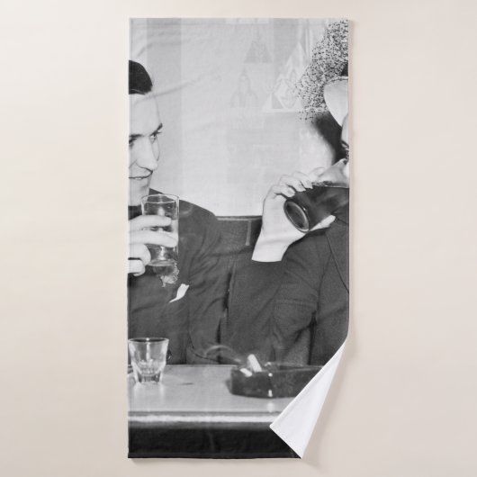 レストランで一緒に座っているカップル バスタオル (バスタオル)