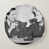 レストランで一緒に座っているカップル ラウンドクッション (裏面)