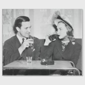 レストランで一緒に座っているカップル ラッピングペーパー (フラット)