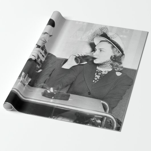 レストランで一緒に座っているカップル ラッピングペーパー (アンロールド)