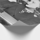 レストランで一緒に座っているカップル ラッピングペーパー (角)