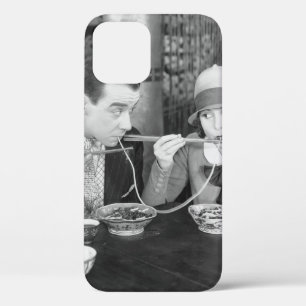 レストランで麺を共有しているカップル,の iPhone 12ケース