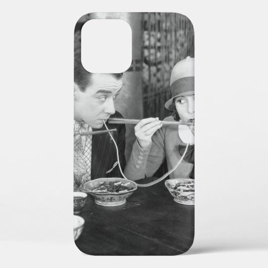 レストランで麺を共有しているカップル,の Case-Mate iPhoneケース (裏面)