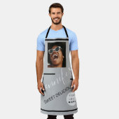 レストランケーキコーヒーショップフォトロゴグレー エプロン (着用した状態)