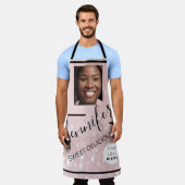 レストランケーキ通りフードフォトロゴグリッター エプロン (着用した状態)