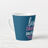 レスドラマモアヨガカルマことわざデザイン カフェラテマグ (左アングル)