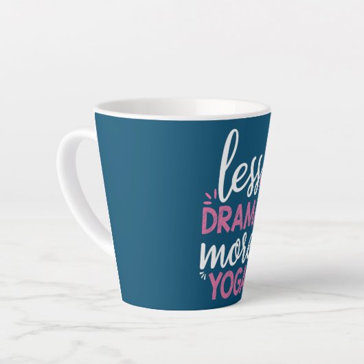 レスドラマモアヨガカルマことわざデザイン カフェラテマグ (左アングル)